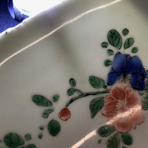 Un plat en porcelaine de Chine famille verte à décor de carpes, Kangxi — photo 3
