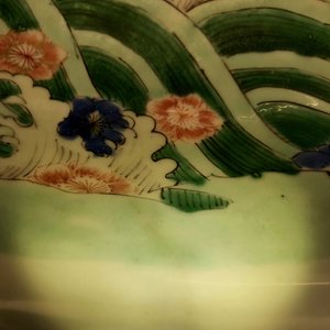 Un plat en porcelaine de Chine famille verte à décor de carpes, Kangxi — photo 6