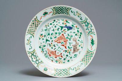 Un plat en porcelaine de Chine famille verte à décor de carpes, Kangxi