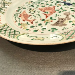 Un plat en porcelaine de Chine famille verte à décor de carpes, Kangxi — photo 4