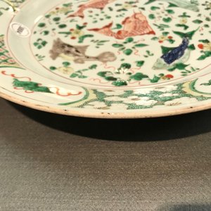 Un plat en porcelaine de Chine famille verte à décor de carpes, Kangxi — photo 6