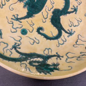 Un plat en porcelaine de Chine famille verte à décor de dragons sur fond jaune, probablement Qianlong — photo 8