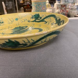 Un plat en porcelaine de Chine famille verte à décor de dragons sur fond jaune, probablement Qianlong — photo 9
