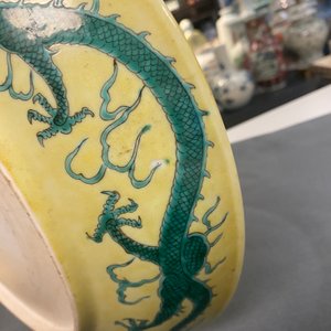 Un plat en porcelaine de Chine famille verte à décor de dragons sur fond jaune, probablement Qianlong — photo 10