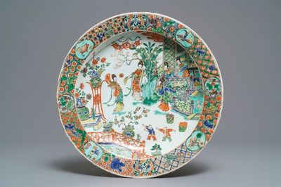 Un plat en porcelaine de Chine famille verte à décor de femmes dans un jardin, Kangxi