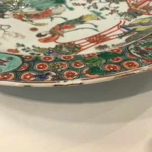 Un plat en porcelaine de Chine famille verte à décor de femmes dans un jardin, Kangxi — photo 8
