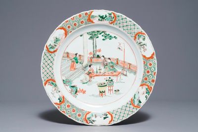 Un plat en porcelaine de Chine famille verte à décor de femmes, Kangxi
