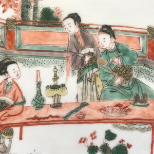 Un plat en porcelaine de Chine famille verte à décor de femmes, Kangxi — photo 13