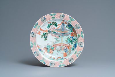 Un plat en porcelaine de Chine famille verte à décor de figures dans un paysage, Kangxi