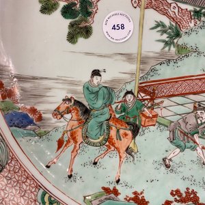 Un plat en porcelaine de Chine famille verte à décor de figures dans un paysage, Kangxi — photo 13