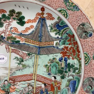 Un plat en porcelaine de Chine famille verte à décor de figures dans un paysage, Kangxi — photo 14