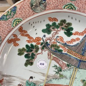 Un plat en porcelaine de Chine famille verte à décor de figures dans un paysage, Kangxi — photo 15