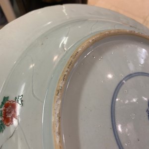 Un plat en porcelaine de Chine famille verte à décor de figures dans un paysage, Kangxi — photo 19