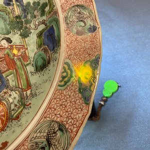 Un plat en porcelaine de Chine famille verte à décor de figures dans un paysage, Kangxi — photo 7