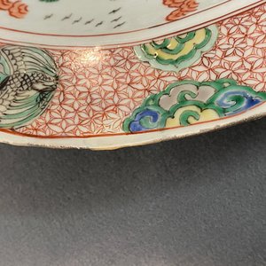 Un plat en porcelaine de Chine famille verte à décor de figures dans un paysage, Kangxi — photo 10
