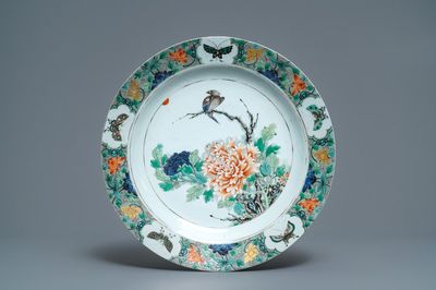 Un plat en porcelaine de Chine famille verte à décor de papillons et fleurs, Kangxi