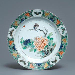 Un plat en porcelaine de Chine famille verte à décor de papillons et fleurs, Kangxi — photo 1
