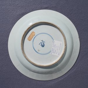 Un plat en porcelaine de Chine famille verte à décor de papillons et fleurs, Kangxi — photo 14