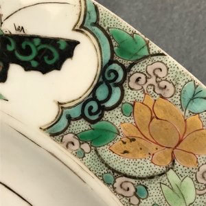 Un plat en porcelaine de Chine famille verte à décor de papillons et fleurs, Kangxi — photo 3