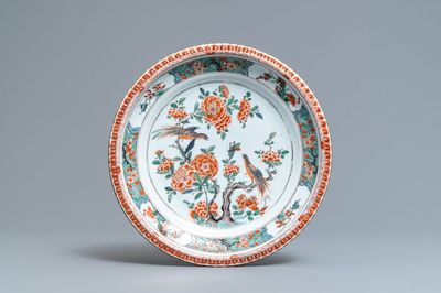 Un plat en porcelaine de Chine famille verte à décor d'oiseaux parmi fleurs, Kangxi