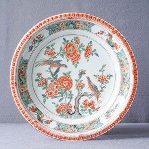 Un plat en porcelaine de Chine famille verte à décor d'oiseaux parmi fleurs, Kangxi — photo 3