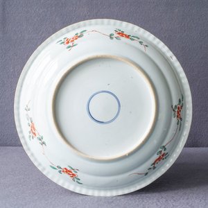Un plat en porcelaine de Chine famille verte à décor d'oiseaux parmi fleurs, Kangxi — photo 4