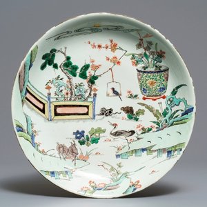 Un plat en porcelaine de Chine famille verte à décor d'un chat, un cerf et deux oiseaux, Kangxi — photo 1