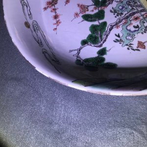 Un plat en porcelaine de Chine famille verte à décor d'un chat, un cerf et deux oiseaux, Kangxi — photo 11