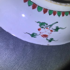Un plat en porcelaine de Chine famille verte à décor d'un chat, un cerf et deux oiseaux, Kangxi — photo 16
