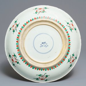 Un plat en porcelaine de Chine famille verte à décor d'un chat, un cerf et deux oiseaux, Kangxi — photo 2