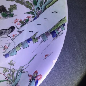 Un plat en porcelaine de Chine famille verte à décor d'un chat, un cerf et deux oiseaux, Kangxi — photo 6