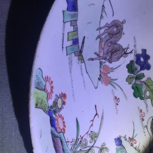 Un plat en porcelaine de Chine famille verte à décor d'un chat, un cerf et deux oiseaux, Kangxi — photo 7