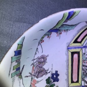Un plat en porcelaine de Chine famille verte à décor d'un chat, un cerf et deux oiseaux, Kangxi — photo 8