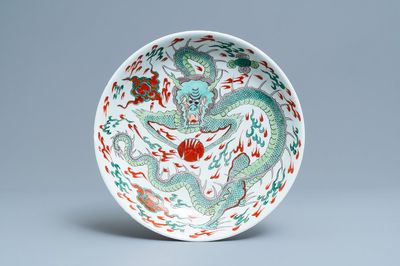 Un plat en porcelaine de Chine famille verte à décor d'un dragon, Kangxi
