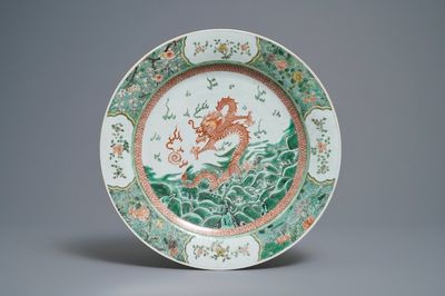 Un plat en porcelaine de Chine famille verte à décor d'un dragon, Kangxi