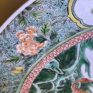Un plat en porcelaine de Chine famille verte à décor d'un dragon, Kangxi — photo 7