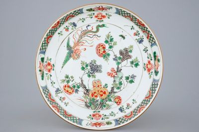Un plat en porcelaine de Chine famille verte à décor d'un fenghuang volant, Kangxi