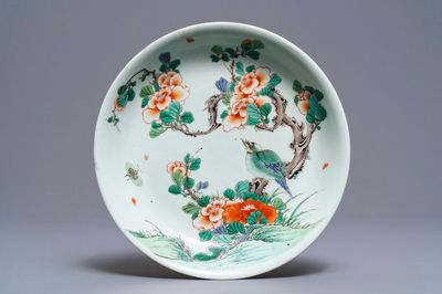 Un plat en porcelaine de Chine famille verte à décor d'un oiseau, Kangxi