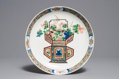Un plat en porcelaine de Chine famille verte à décor d'un panier fleuri, Kangxi