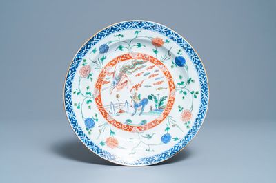 Un plat en porcelaine de Chine famille verte à décor d'un phénix et d'un qilin, Kangxi