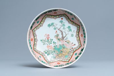 Un plat en porcelaine de Chine famille verte à décor d'un phénix, Kangxi