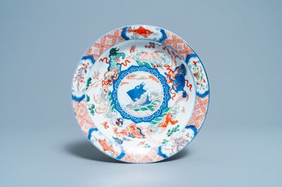 Un plat en porcelaine de Chine famille verte à décor d'une carpe entourée de chevaux et lions bouddhistes, Kangxi