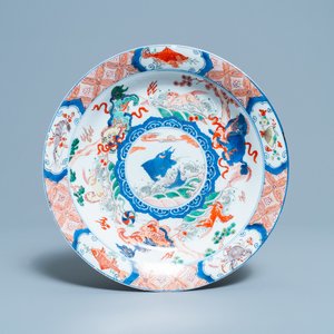 Un plat en porcelaine de Chine famille verte à décor d'une carpe entourée de chevaux et lions bouddhistes, Kangxi — photo 1