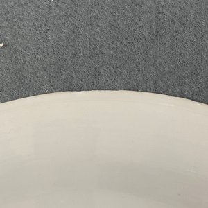 Un plat en porcelaine de Chine famille verte à décor d'une carpe entourée de chevaux et lions bouddhistes, Kangxi — photo 10