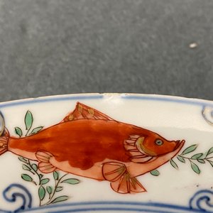 Un plat en porcelaine de Chine famille verte à décor d'une carpe entourée de chevaux et lions bouddhistes, Kangxi — photo 4