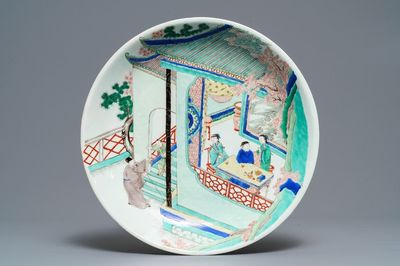 Un plat en porcelaine de Chine famille verte à décor d'une cérémonie de thé, Kangxi