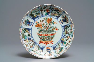 Un plat en porcelaine de Chine famille verte à décor d'une jardinière, Kangxi