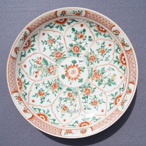 Un plat en porcelaine de Chine famille verte à décor floral, Kangxi — photo 3
