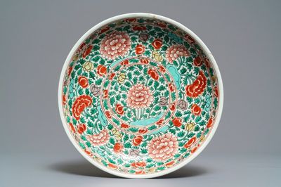 Un plat en porcelaine de Chine famille verte à décor floral, Kangxi