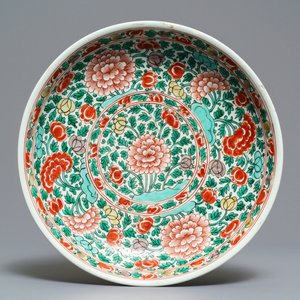Un plat en porcelaine de Chine famille verte à décor floral, Kangxi — photo 1